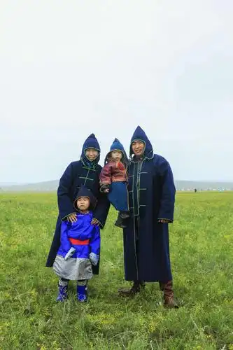 草原上的人们一抓拍人物