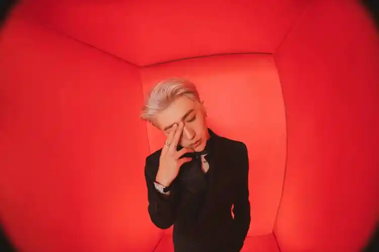 蔡徐坤今日活动造型公开ikun们馋了很久的银发玫瑰小王子上线