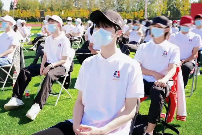 严浩翔参加北电开学典礼