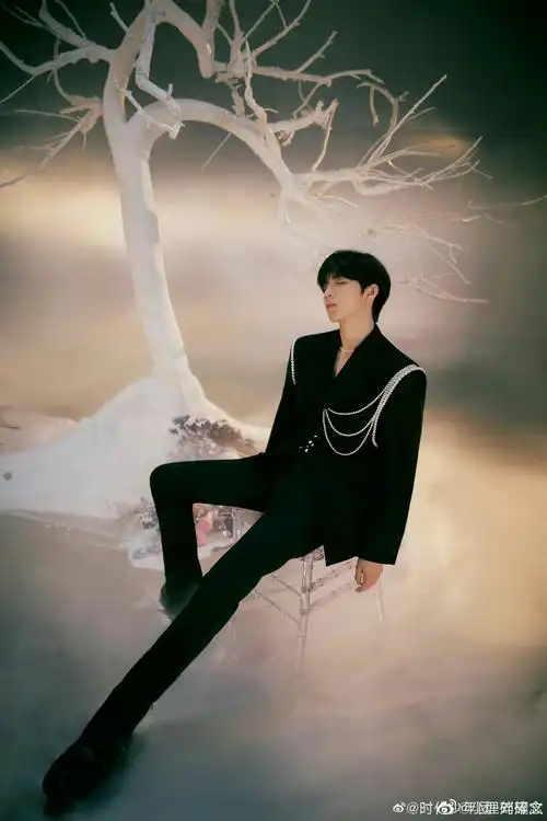 时代少年团西装珍珠链条造型大片~马嘉祺__财经头条