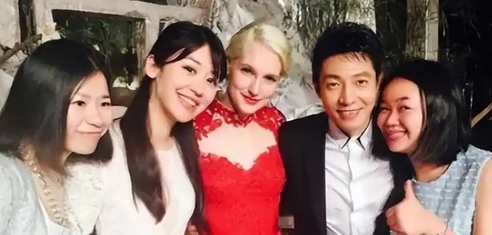 撒贝宁武汉过年:妻子李白特时尚,妹妹撒贝娜含蓄,龙凤胎太呆萌_家庭