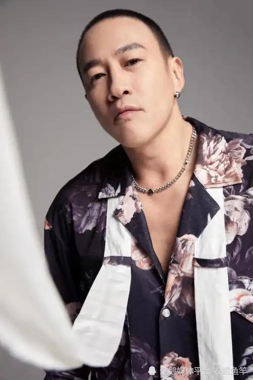 47岁型男何润东,寸头大片荷尔蒙爆棚,毫无大叔油腻感!