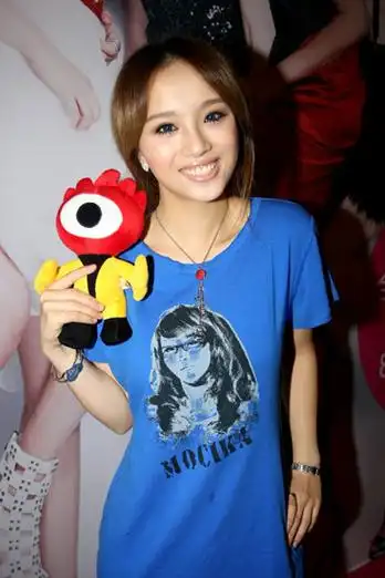 图文封面女生见面会李媛希手拿小浪人