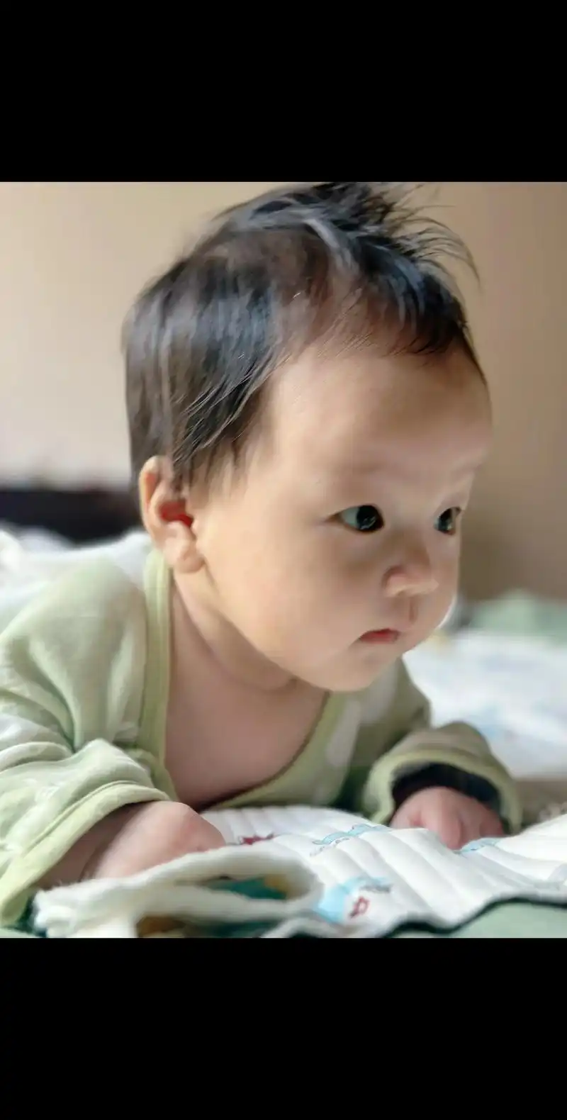 宝宝抬头训练 宝宝抬头抬得越来越好啦!#当宝宝趴着看你的时 - 抖音