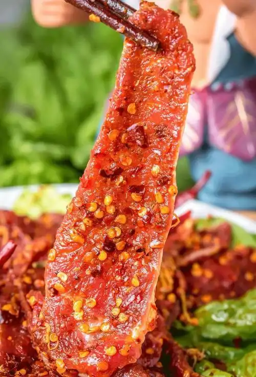 麻辣牛肉 裹上了秘制的辣椒面,看着很嗔人吃着却是很爽,天冷了就应该