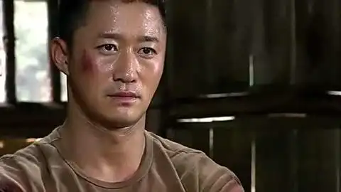 何晨光这一套动作太帅了,瞬杀雇佣军,救出战友.