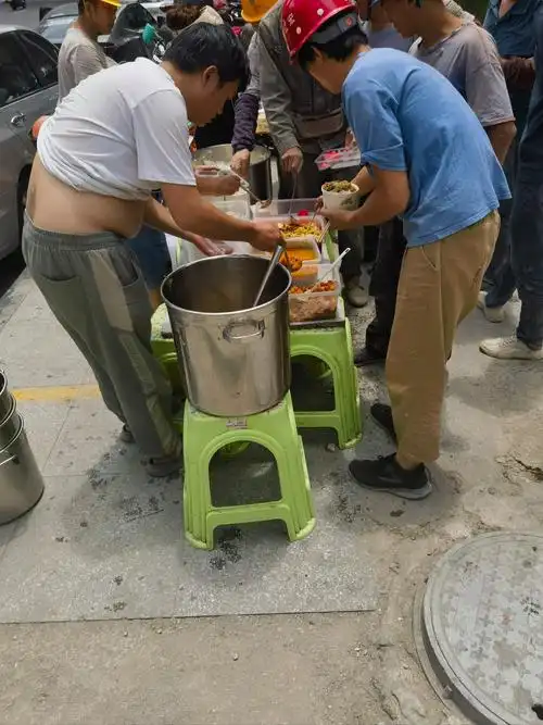 工地盒饭看起来很有食欲