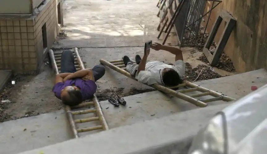 实拍农民工午睡席地而睡 经过他们身边时请悄悄地让他们休息