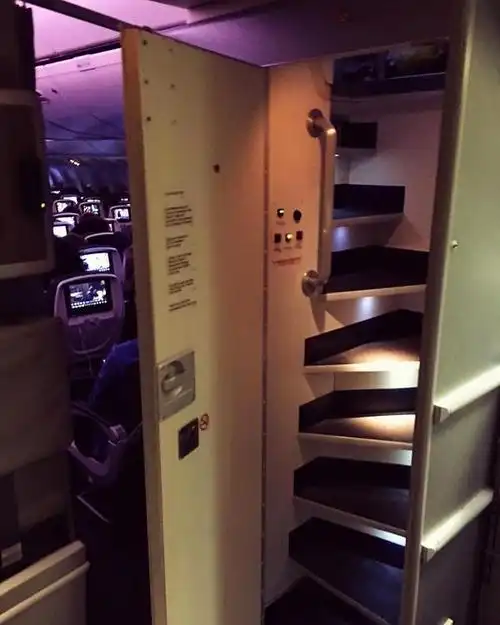 有的是会在下层),机师专用休息室则在商务客舱上层,上图为 boeing 777