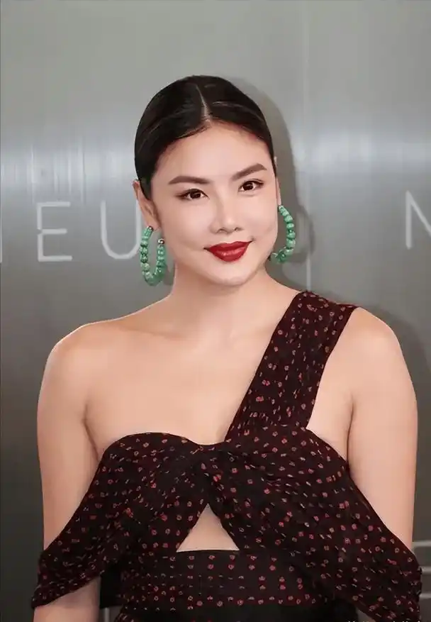 "乐基儿"红毯造型真惊艳,穿露肩长裙潮范十足,气质高贵最难得_黑色_身