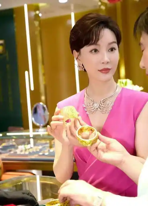 陈数山东潍坊"老凤祥"亮相,"脸部肿胀"医美明显,46岁看成了30岁_活动