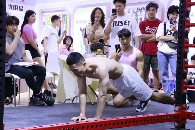 机器人出列!开始按摩