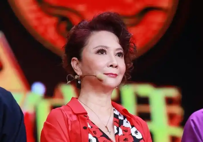 一直到1983年,蔡明在一次偶然的机会下和丁秋星相识,仅仅只是第一次