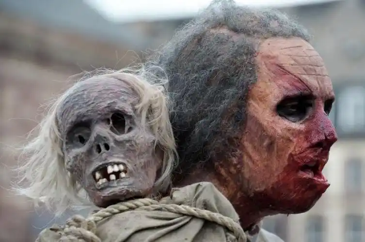 法国举行僵尸游行 逼真僵尸街头行走