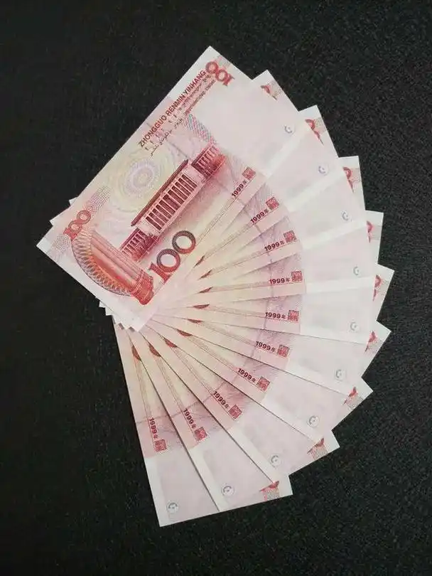 常用的100元纸币10张这样的有人说价值16800元你见过吗