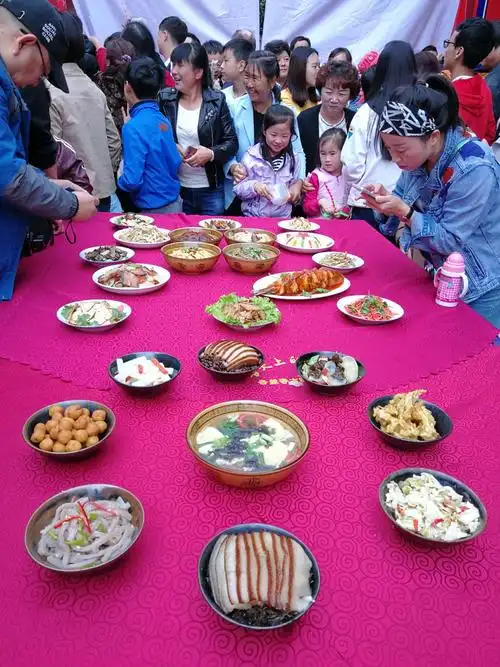 这就是镇安有名的八大件子,看一看,是不是很诱人,闻一闻,是不是口水都