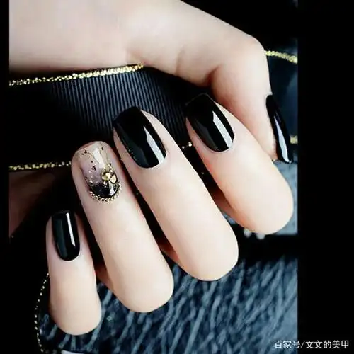 超酷又显手白的黑色美甲图片合集,原来黑色系也可以这么好看!