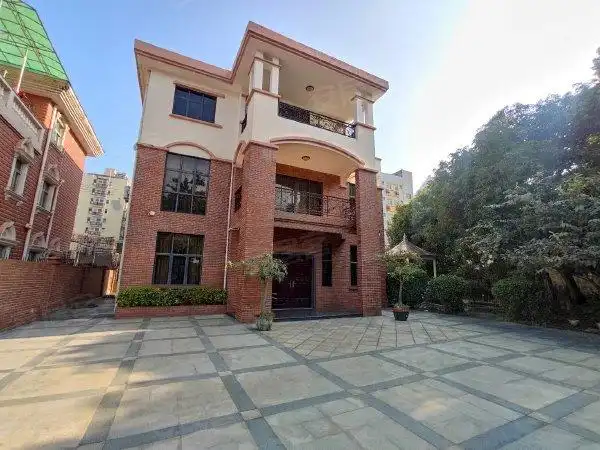 深圳龙岗横岗塘坑水库小区 独栋别墅  超大花园 豪华装修 可做会所