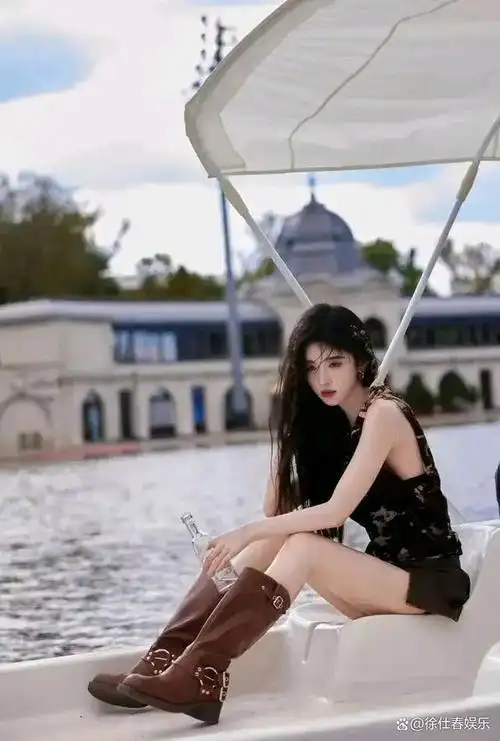 鞠婧祎,这位美丽的女神,以其别致的美拉德风摇摆舞姿和独特的麻花辫