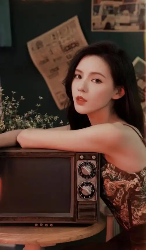 张予曦长裙配卷发演绎复古港风造型