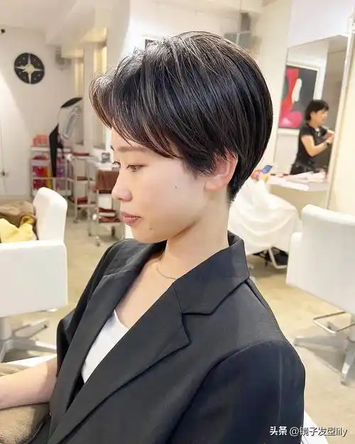 女士发型别乱剪,想美就选露耳短发,好看时尚不夸张