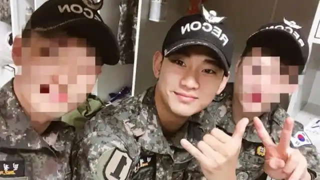 猜你喜欢 2 / 3 新浪娱乐讯 金秀贤去年10月低调入伍,预计明年7月退伍