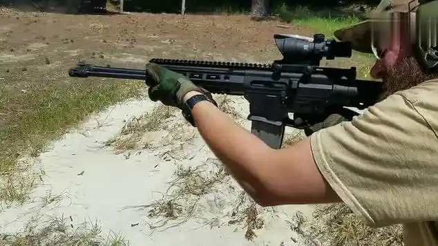 武器合为一体的ar15突击步枪