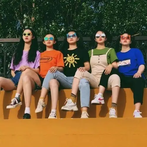 沙雕闺蜜照了解一下, 解锁合照新姿势__凤凰网