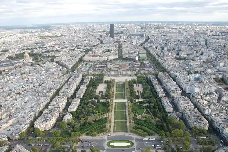 埃菲尔铁塔上远眺-战神广场,荣军院