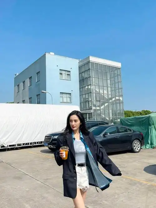 杨幂日常穿搭 惬意又随性