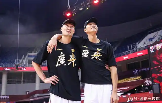 十连冠,苏伟谈易建联哽咽,背着大哥去颁奖,荣耀时刻一个不能少