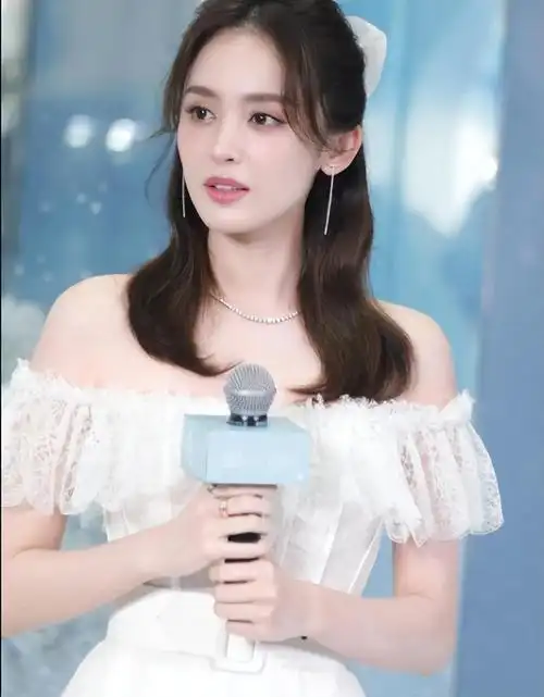 古力娜扎个人资料 经过5次恋情网曝后,她现在怎么样