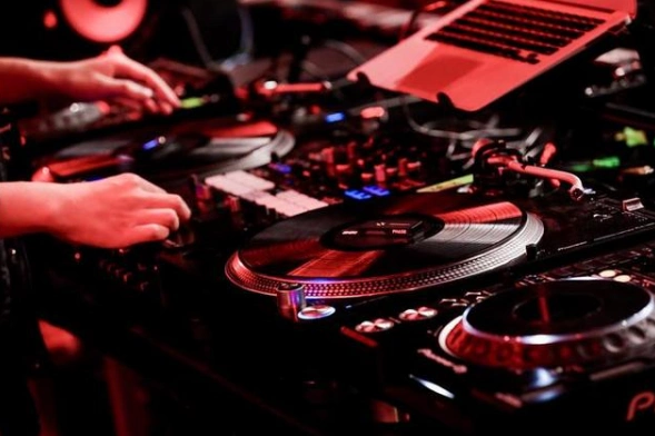 dj打碟现场这门技术活在第17届先锋dj大赛可算是见识到了