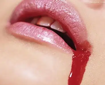 求一个女的没穿衣服 嘴巴流着血的头像