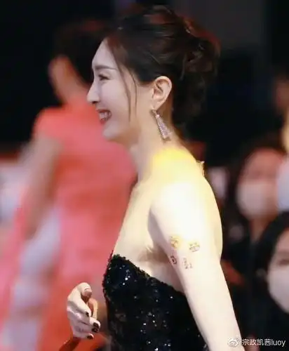 有种纹身叫江疏影贴几张假的就算了看清图案你可是女明星啊