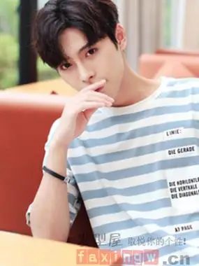 男生中分心形刘海的发型也是今年特别流行的哦搭配浅蓝色条纹衫更是