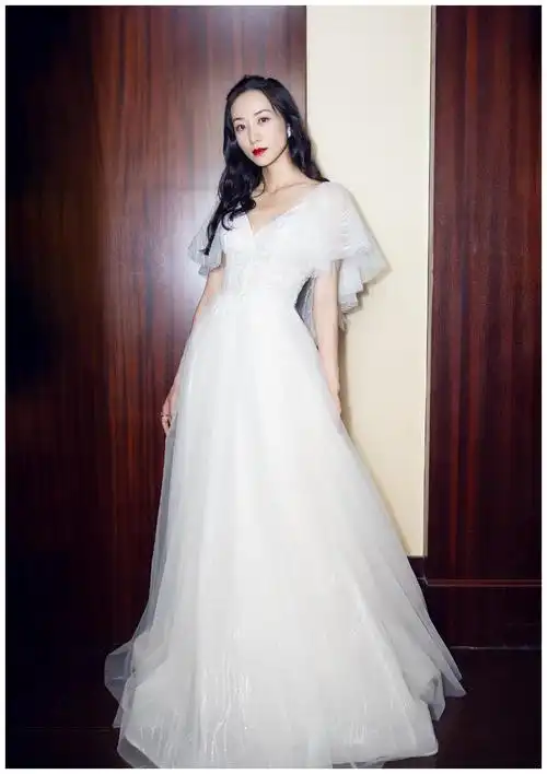 韩雪身穿轻纱裙的她像伫立在幽静山谷中的花恬静优雅的径自绽放