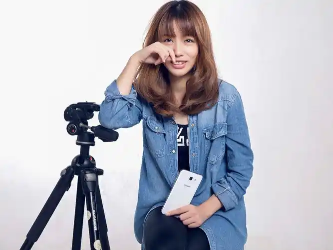 摄影助理的缩影 酷派7296展现艺术生活