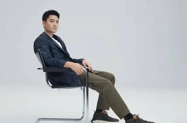 他是一名设计师,同时经营餐厅,这样总结的话,几位男士并非都是圈中人