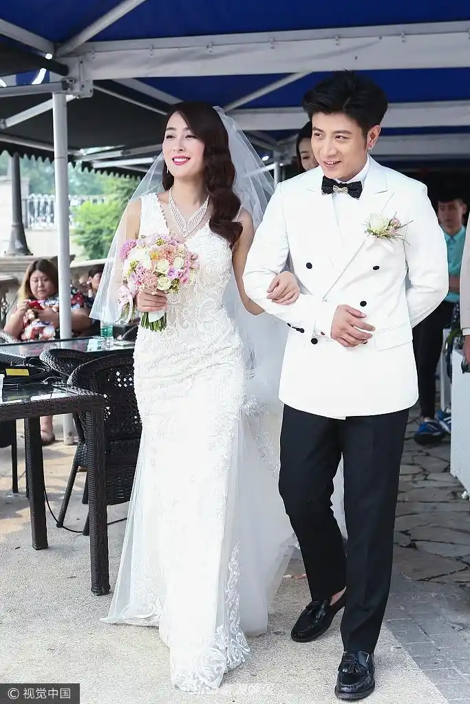 组图:马苏顶烈日"办婚礼"红唇妩媚 拍戏过新娘瘾笑不拢嘴