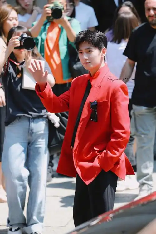 杨洋红西装苏感##valentino品牌代言人杨洋