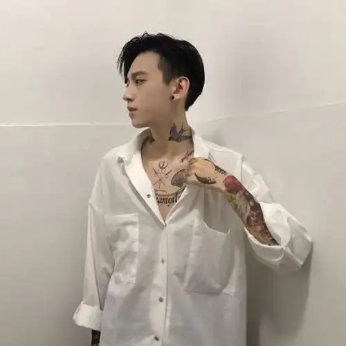 白衫纹身社会哥们_男生霸气头像图片_扣扣居