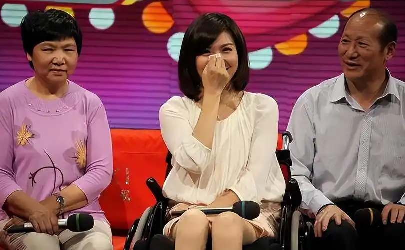 她是前湖南台一姐却在5分钟内全身瘫痪如今公开征婚也无人娶