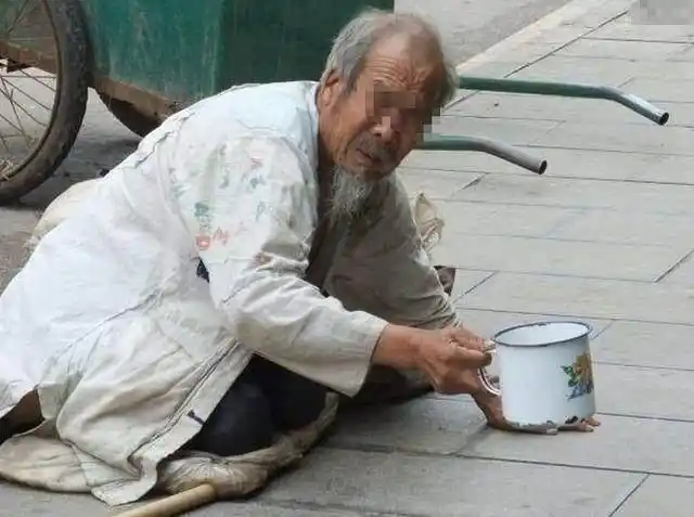 乞丐立即来了精神,头一昂高兴地回答:"我立马回老家,盖上新房子,置一