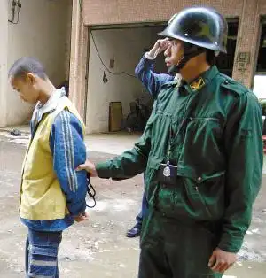 佛冈3学生骑无牌摩托飞车抢夺 撞车身亡(图)