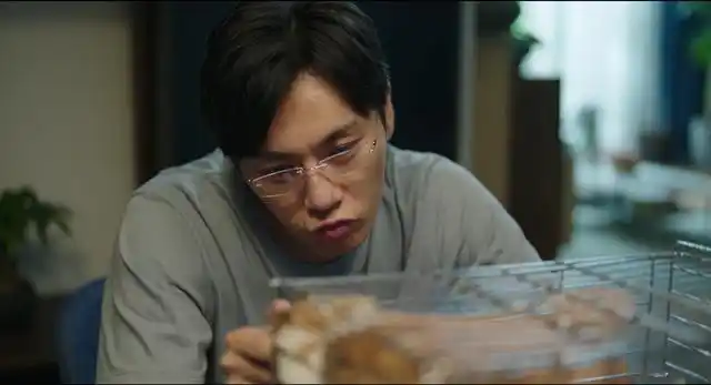 秦昊在剧中饰演的张东升本身就是一个非常有心机的人,表面笑呵呵,一旦