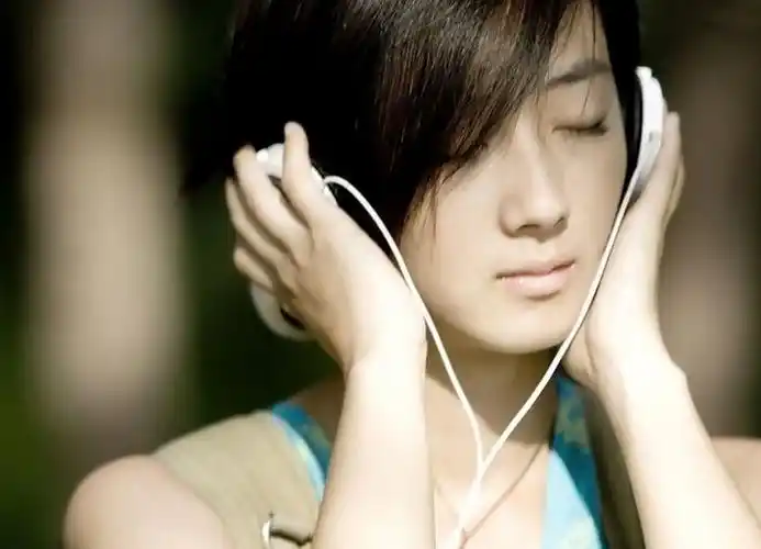 求用耳机听歌的女生图片.最好是意境的,不要头像