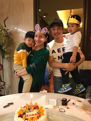 满屏幸福感!沙溢携安吉小鱼儿为胡可庆生(图)