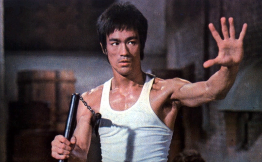 为何任达华能躲过暗杀,而成龙,李小龙却"深受毒手残害"