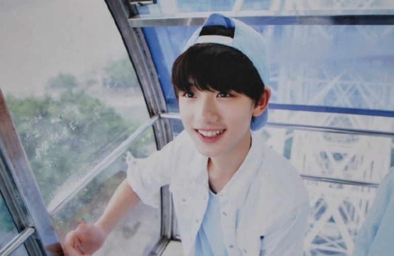 北电表演实验班新生合照曝光丁程鑫戴着帽子站角落低调帅气